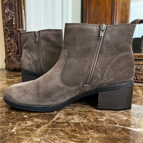 Clarks Suede Boots - Picture 2 of 8